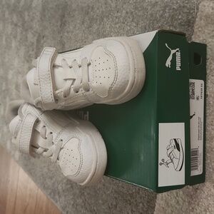 Great used condition Puma Slipstream size 5c white